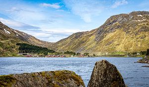 Rote Häuser am See, Lofoten, Norwegen