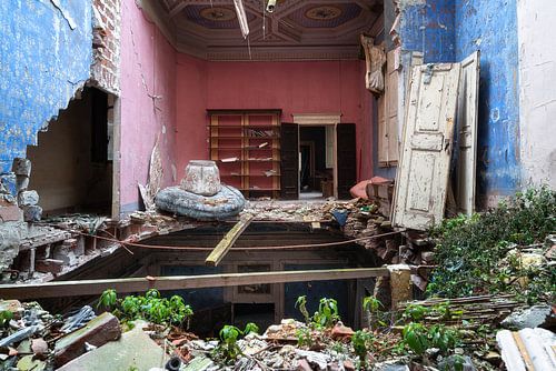 Château abandonné avec sol effondré.