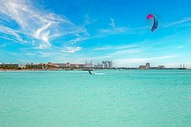 Kite surfing à Palm Beach sur Aruba dans la mer des Caraïbes sur Eye on You