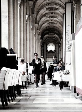 Parijs, Cafe Marly bij het Louvre Museum van heidi borgart