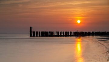 Sonnenuntergang an der Küste von Zeeland von Menno Schaefer