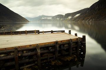 Fjord weerspiegeling, Eidfjord, Noorwegen van Gerhard Niezen Photography