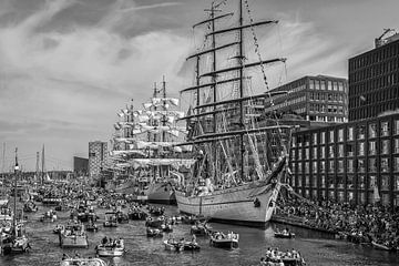 Sail Amsterdam in zwart-wit van John Kreukniet