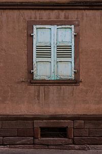 Hellblaue Fensterläden auf brauner Wand von Stadspronk