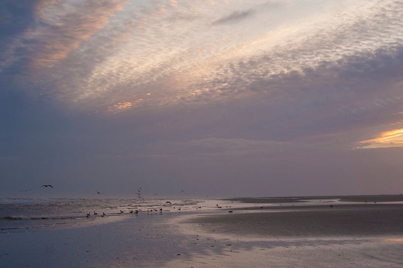 Zonsopkomst strand Schiermonnikoog van Margreet Frowijn