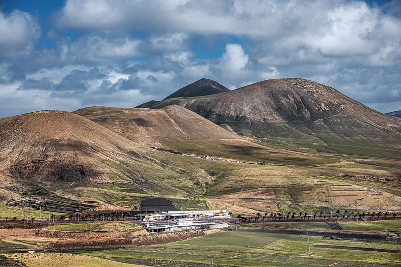 Paysage de Lanzarote avec une forte couverture nuageuse par Harrie Muis