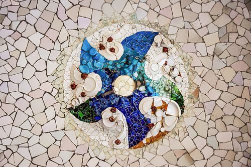 Deckenmosaikfliesen von Gaudi im Parc Guell Barcelona