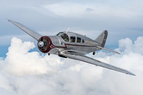 Avion classique au-dessus des nuages