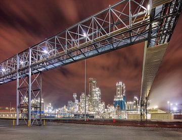 Petrochemische productie-installatie met een grote pijpleiding viaduct