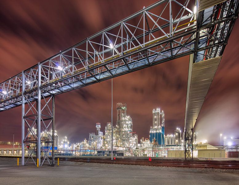 Petrochemische productie-installatie met een grote pijpleiding viaduct van Tony Vingerhoets