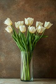 Elegante weiße Tulpen in Vase von Imperial Art House