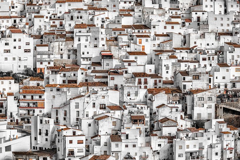 Le village blanchi à la chaux de Casares en Andalousie. par Wout Kok
