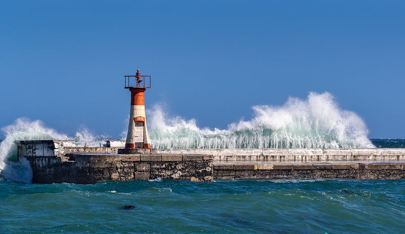 Phare avec des vagues féroces par Inge van den Brande