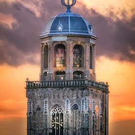 Kleurrijk Schouwspel: De Lebuïnustoren tegen een Bewolkte Hemel