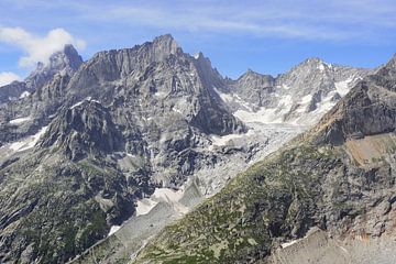 The TMB around Mont Blanc: a spectacular long-distance hiking trail through France, Italy and Switzerland - full of glaciers, peaks, Alpine meadows and magnificent mountain moments. by Miriam Schwarzfischer Fotografie