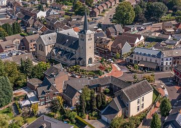 Luchtfoto van de Sint-Remigiuskerk in Simpelveld
