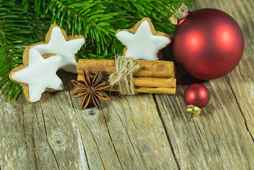Kerstcompositie op sterrenkoekjes, spiesjes en ornamenten van Alex Winter