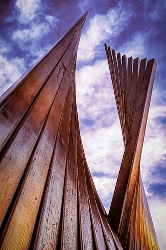 Metalen sculptuur met wolken