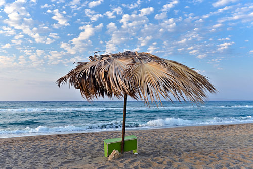 Sonnenschirm am Strand von Amoudara auf der Insel Kreta  von Silva Wischeropp