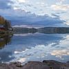 Luchten weerspiegelend in een meer  in finland van Tiny Hoving-Brands