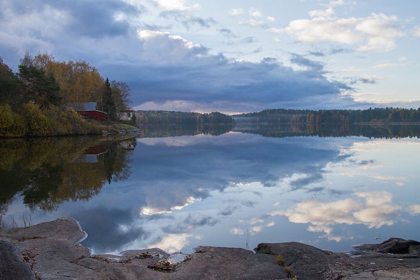 Luchten weerspiegelend in een meer  in finland von Tiny Hoving-Brands