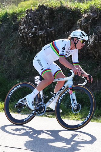 Lotte Kopecky round of Flanders shiny star on helmet