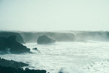 Fotografie von hohen Wellen an der Westküste Portugals von Shanti Hesse