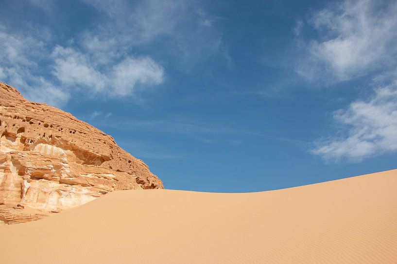 Blauwe lucht en een zandheuvel in de SinaÏ woestijn in Egypte. van Marjan Schmit Visser
