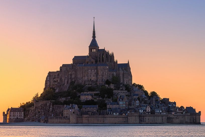 Coucher de soleil au Mont Saint-Michel en Normandie par Henk Meijer Photography