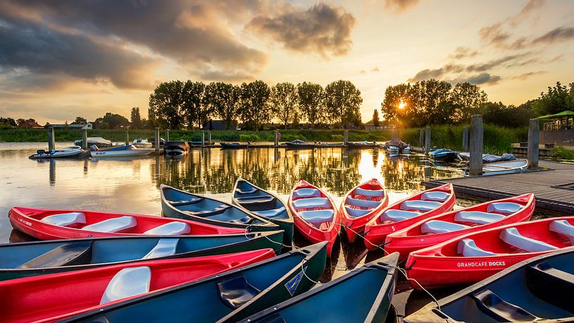 Kanus im Hafen von Hardenberg bei Sonnenuntergang von Martijn van Dellen