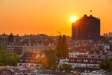 Amsterdam oranje zonsondergang van Dennis van de Water