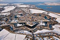 Luftaufnahme der Festung Naarden im Schnee