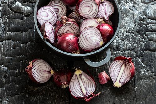 Red onions in black pan