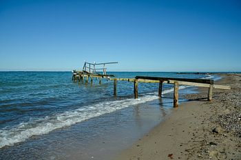 La jetée Morse sur le rivage vers la mer ouverte