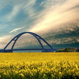 Brücke ins Licht – Frühling über dem Fehmarnsund von Sabine Wagner