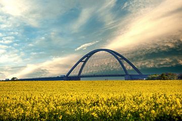 Brücke ins Licht – Frühling über dem Fehmarnsund
