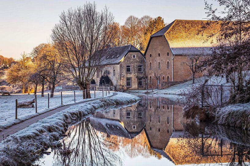 Die Wassermühle von Wijlre an einem kalten Wintertag von Rob Boon