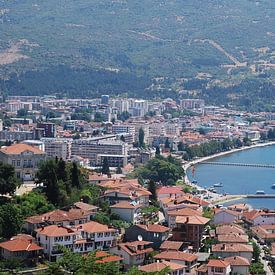 De stad ohrid gelegen aan het Meer van Ohrid van Ingrid Van Maurik