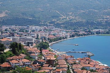 De stad ohrid gelegen aan het Meer van Ohrid van Ingrid Van Maurik