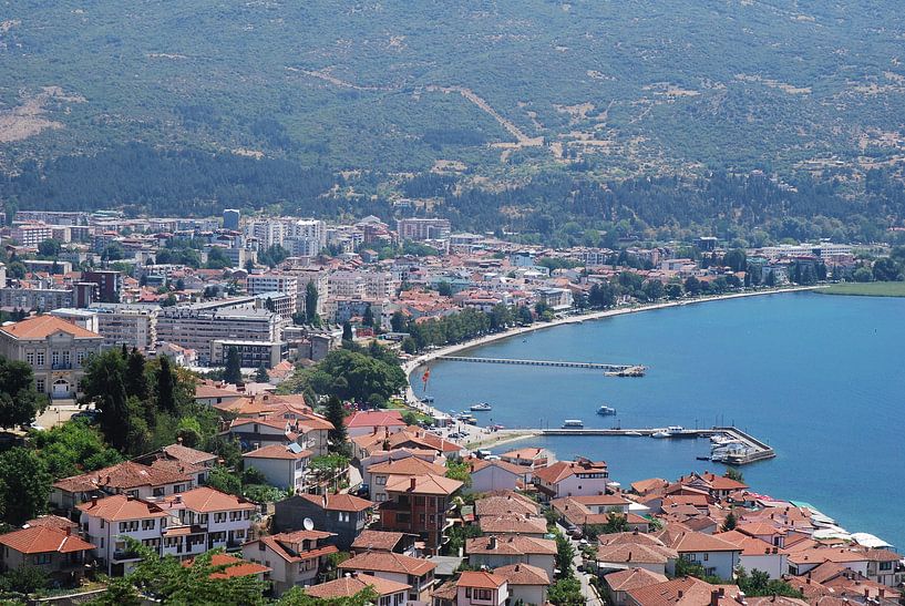 De stad ohrid gelegen aan het Meer van Ohrid par Ingrid Van Maurik