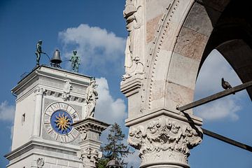 Udine, witte kerktoren en bel van Eric van Nieuwland
