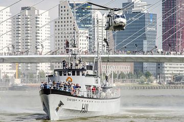 Marinier daalt af uit NH90 helikopter in hartje Rotterdam
