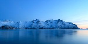 Verschneite Winterlandschaft Sonnenuntergang auf den Lofoten in Norwegen von Sjoerd van der Wal Fotografie