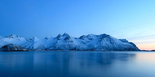 Besneeuwde winterlandschap zonsondergang in de Lofoten in Noorwegen