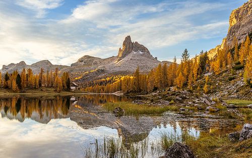 Een ochtend bij Federa meer in de Dolomieten Italië