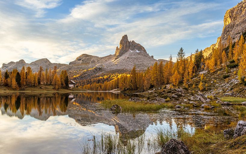 Een ochtend bij Federa meer in de Dolomieten Italië van Marga Vroom