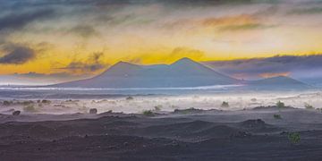 Zonsopgang in het natuurpark Los Volcanes, Lanzarote van Walter G. Allgöwer