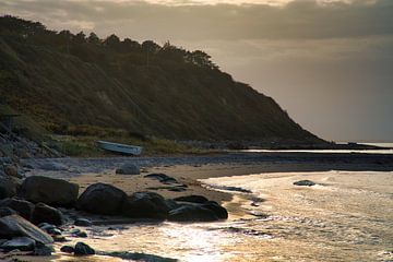 Op het strand van Blåvand bij zonsondergang aan zee van Martin Köbsch