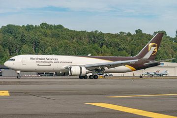 Gelande UPS Boeing 767-300 vrachtvliegtuig. van Jaap van den Berg