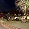 Een straat in Harderwijk tijdens de avond van Gerard de Zwaan